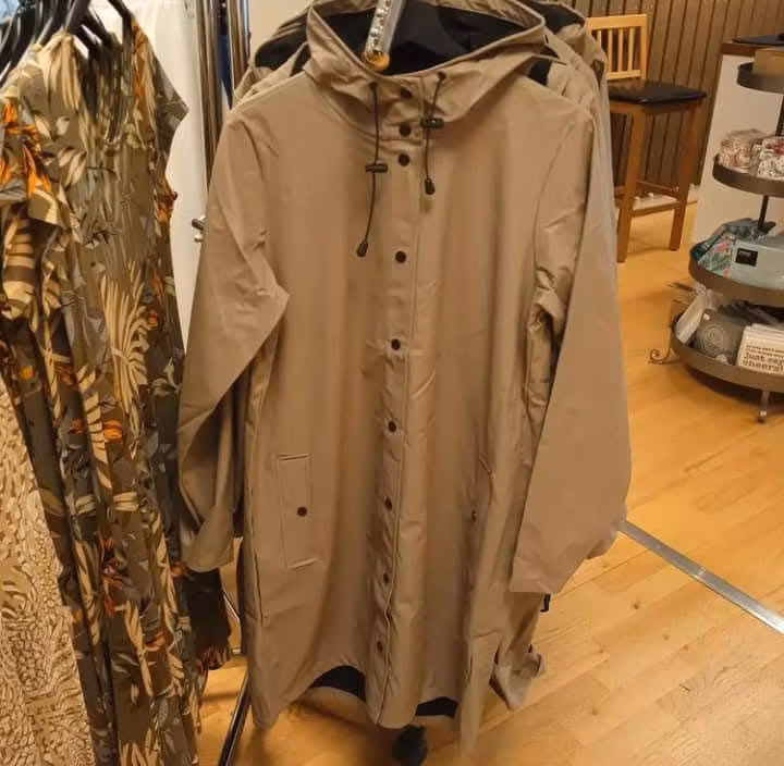 regnkappa mullvadsfärg lång mjuk följsam kapuschong knappar fickor