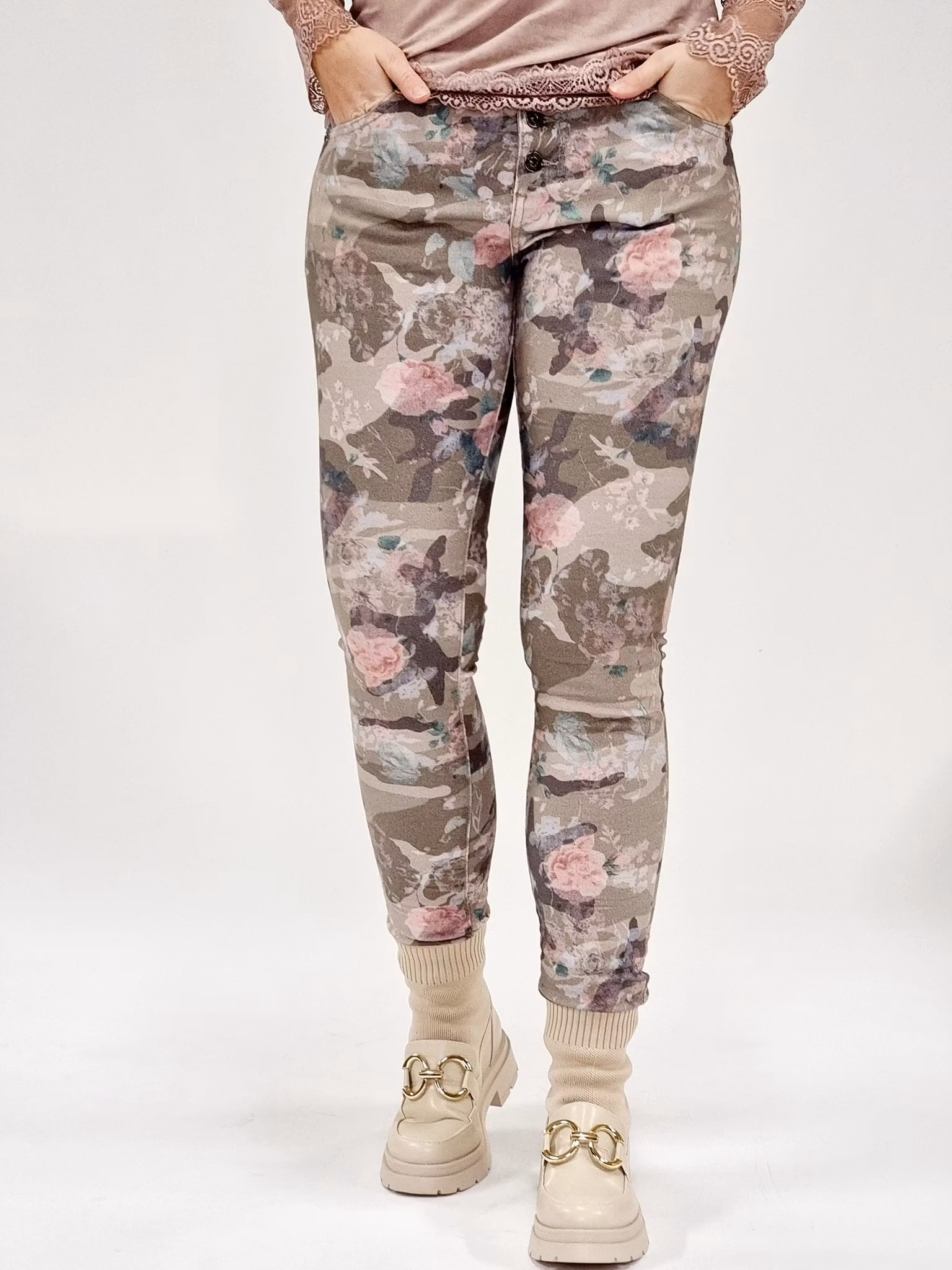 mönstrad byxa jeansmodell fem fickor multi bruna toner rosa inslag mjuk