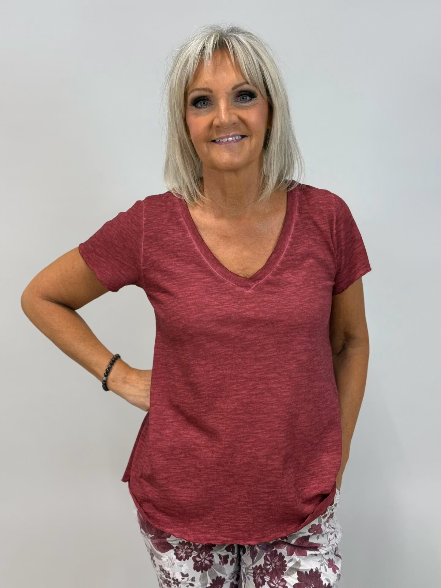 A-formad t-shirt v-ringad tvättad look kort ärm vinröd