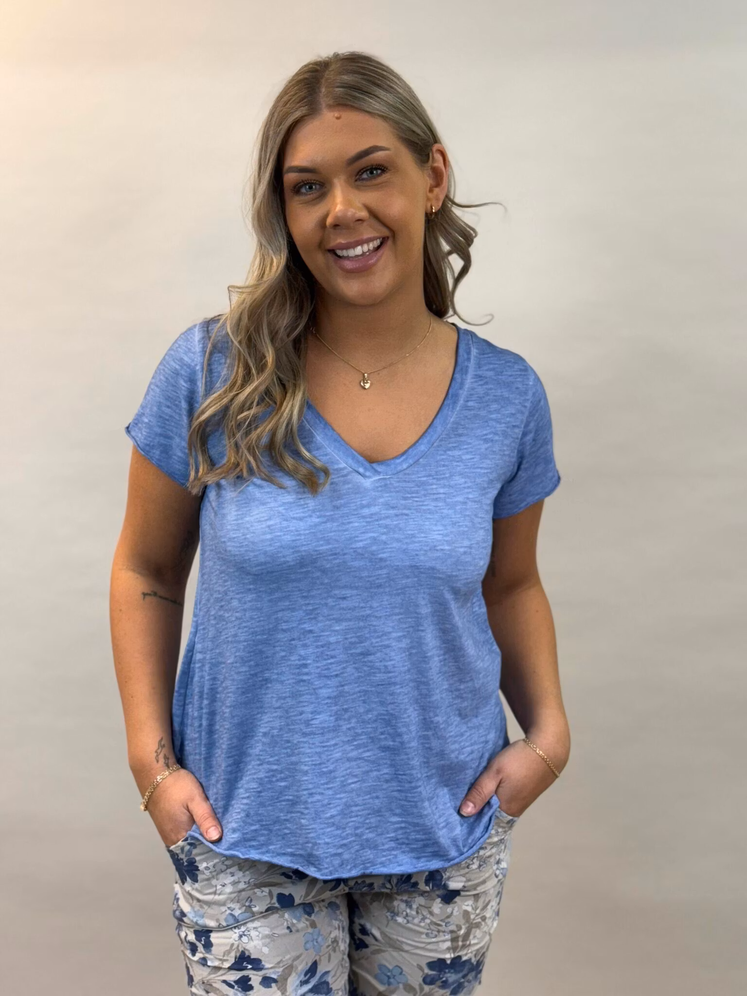 A-formad t-shirt v-ringad tvättad look kort ärm jeansblå