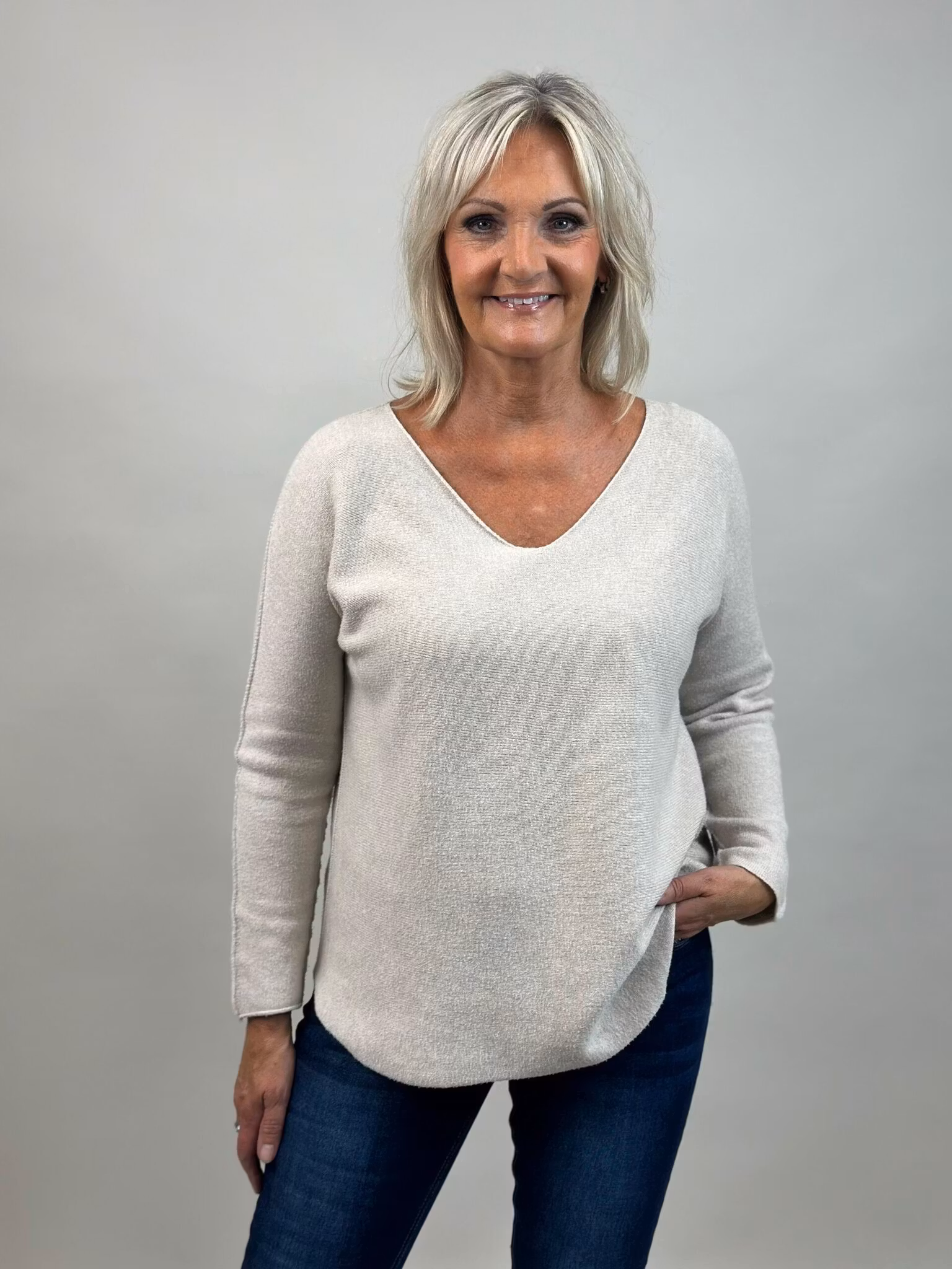 mjuk stickad tröja v-ringad lång ärm beige