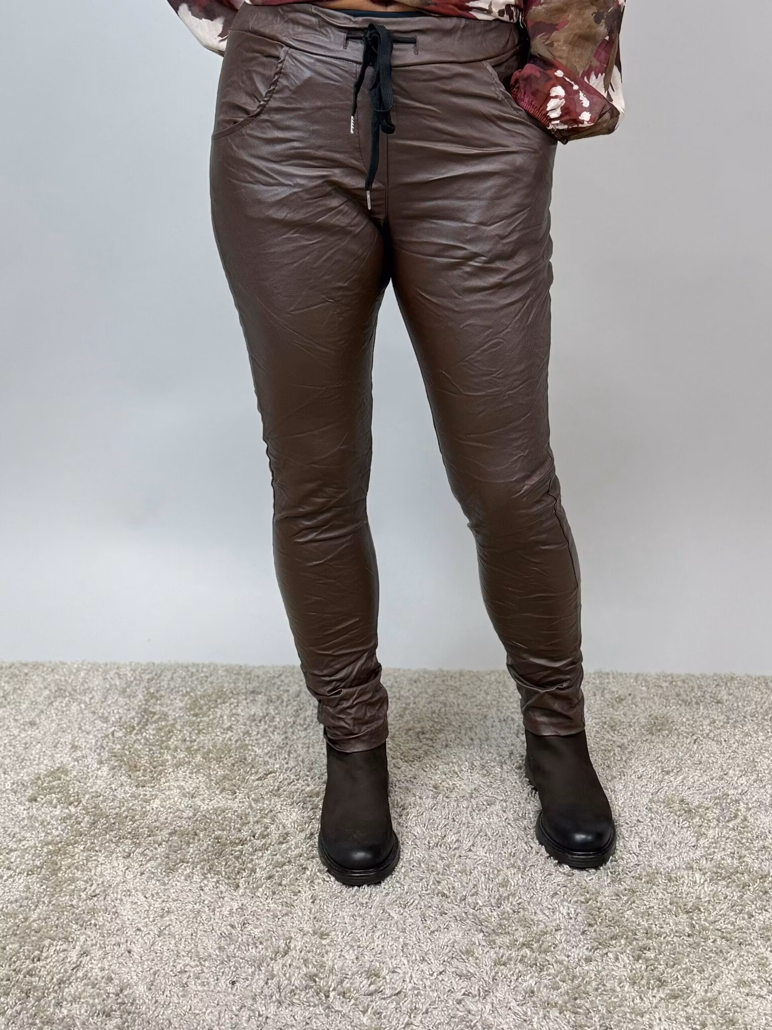 vaxad brun byxa stretchig byxa sidfickor bakfickor midjeresår och dragsko