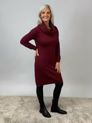 Stickad klänning med stor krage - vinröd