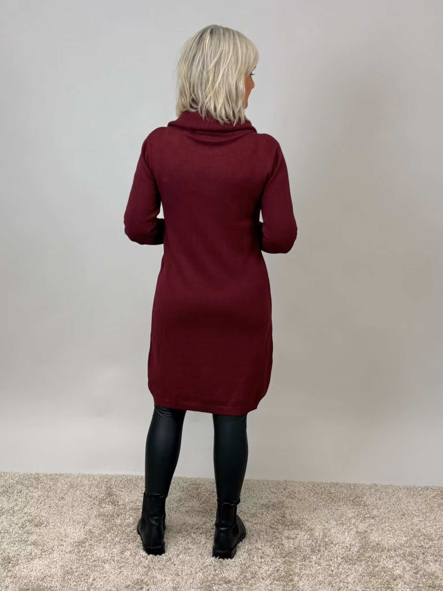 Stickad klänning med stor krage - vinröd