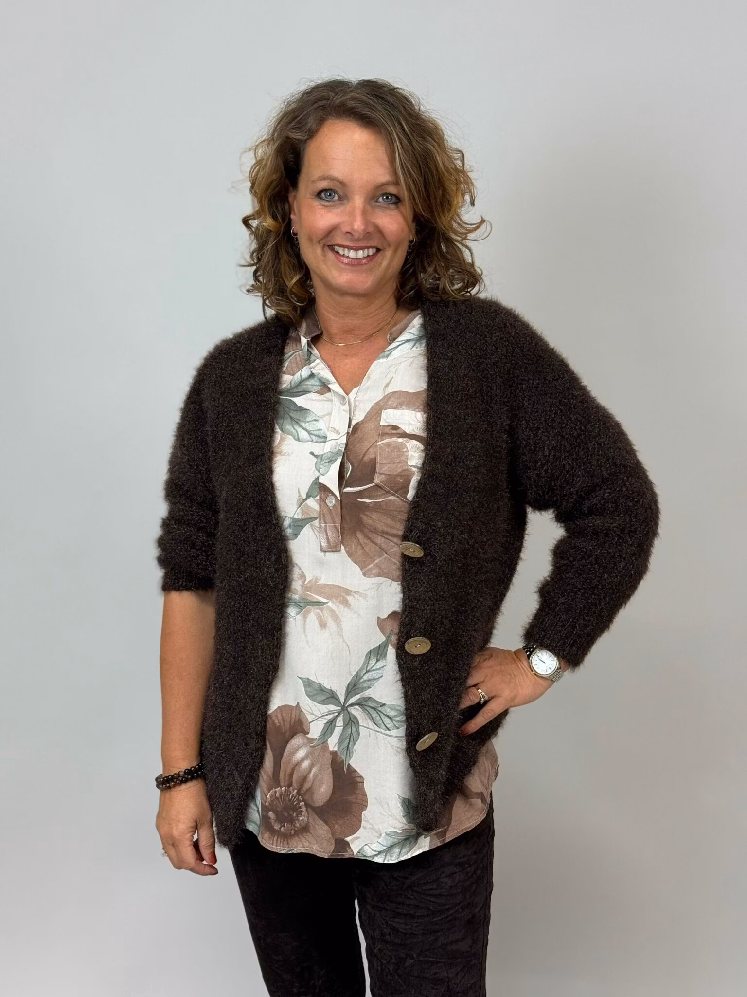 stickad brun kofta v-ringad stora knappar lång ärm