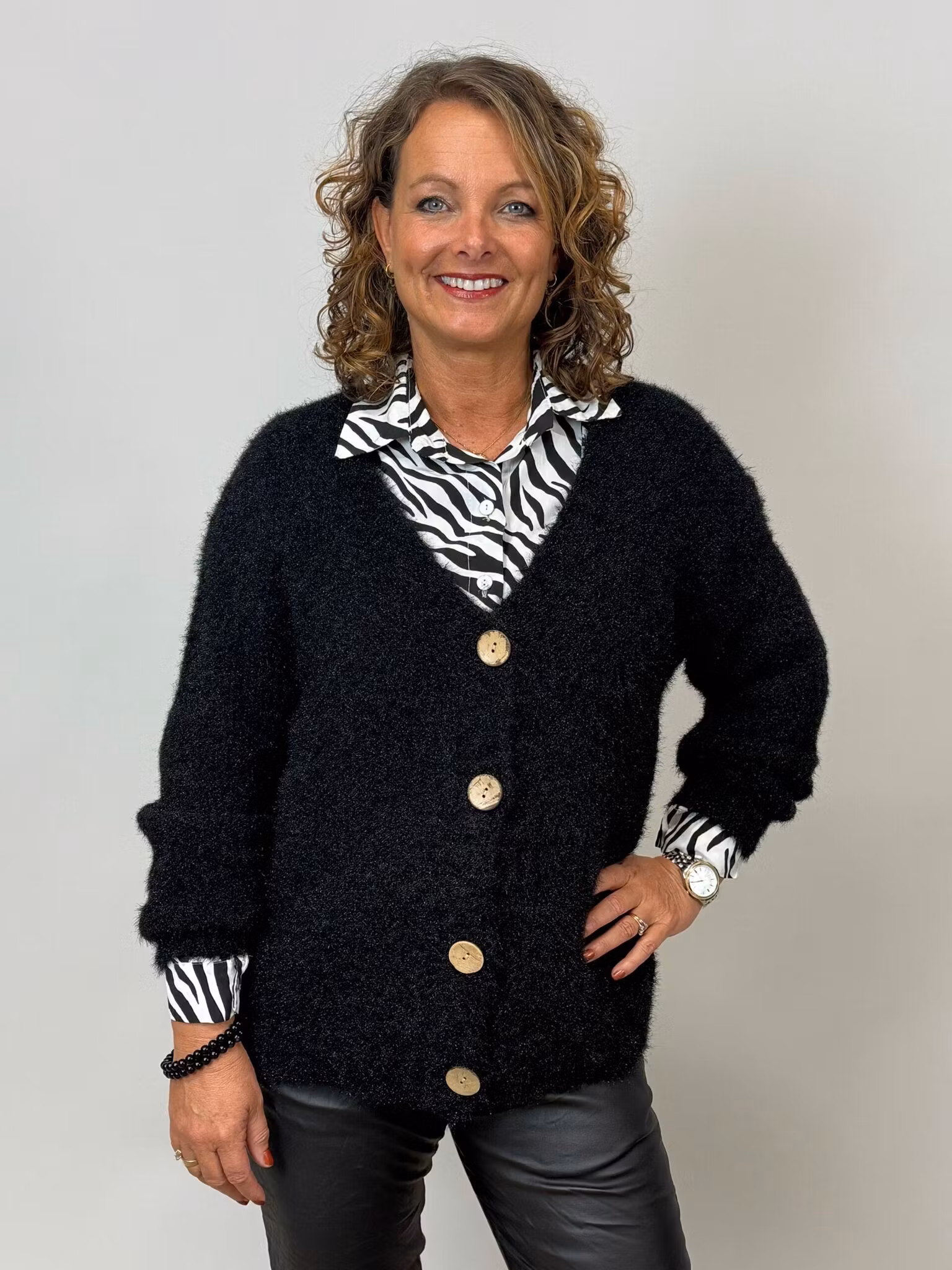 stickad svart kofta v-ringad stora knappar lång ärm