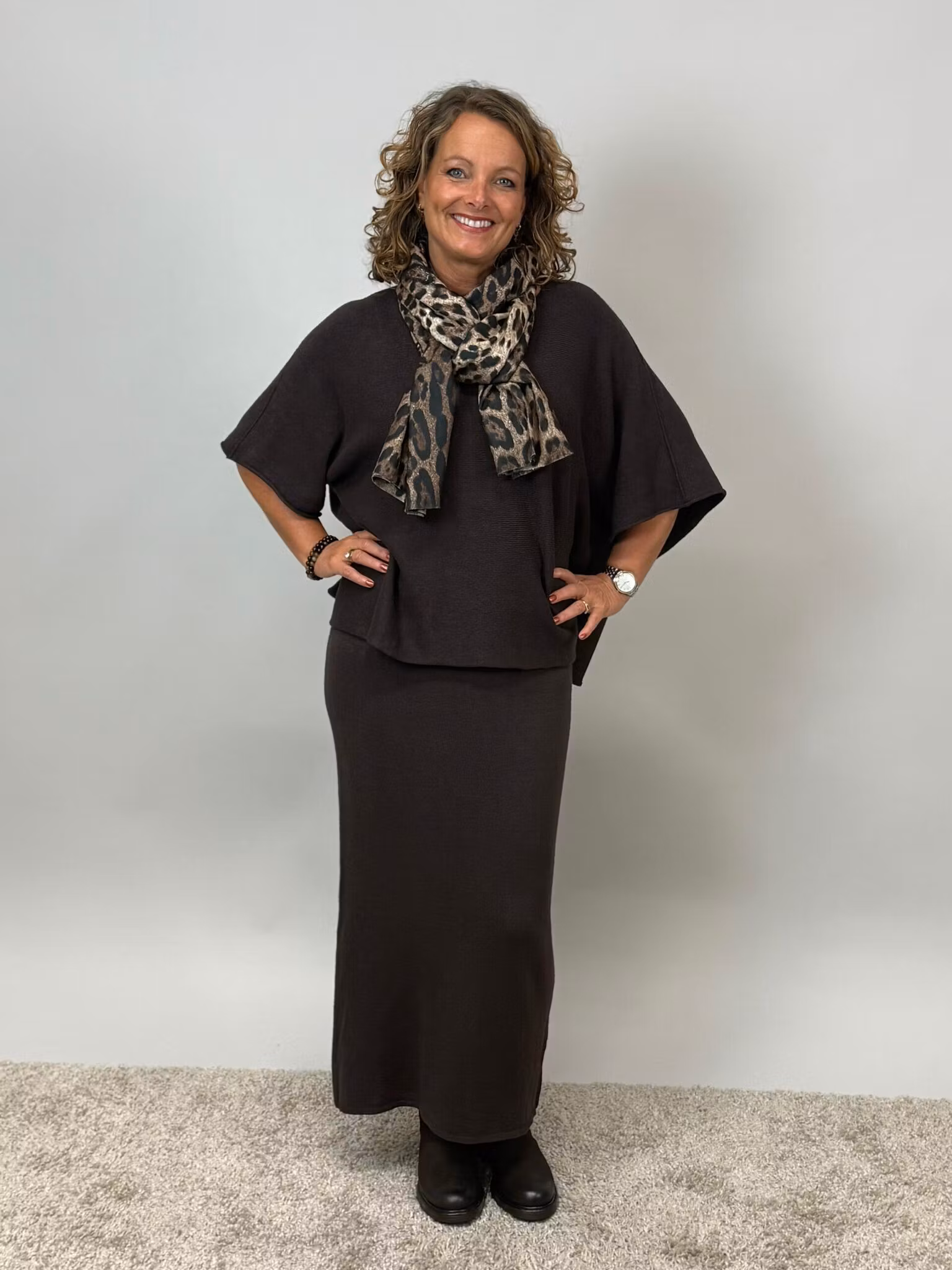 snygg stickad mörkbrun kjol