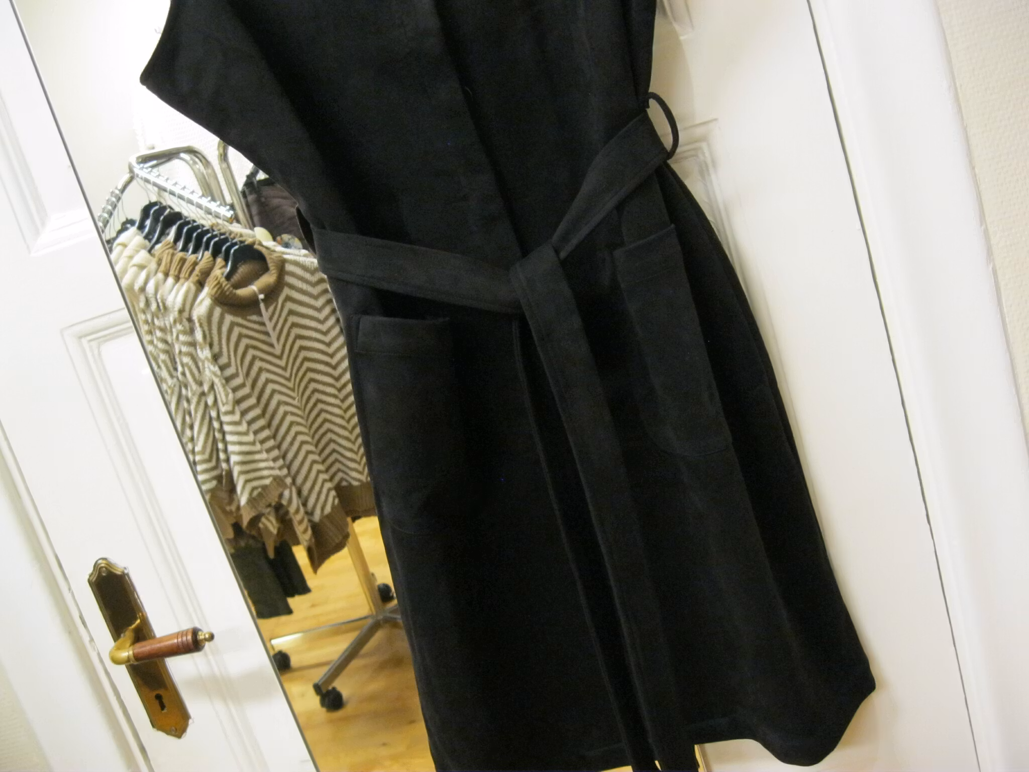 Lång väst i fuskmocka - svart