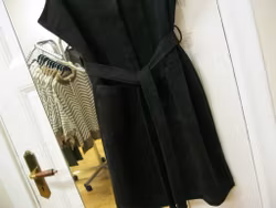 Lång väst i fuskmocka - svart