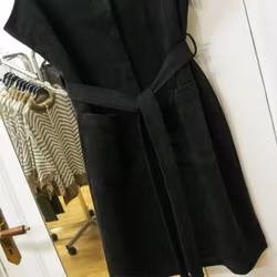 Lång väst i fuskmocka - svart