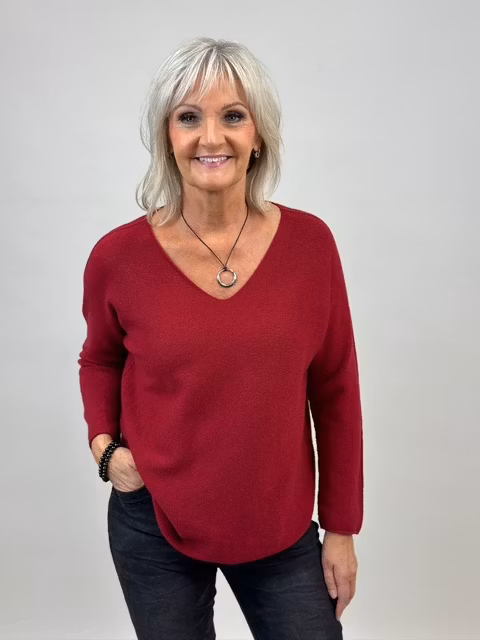 Omtyckt stickad tröja - vinröd