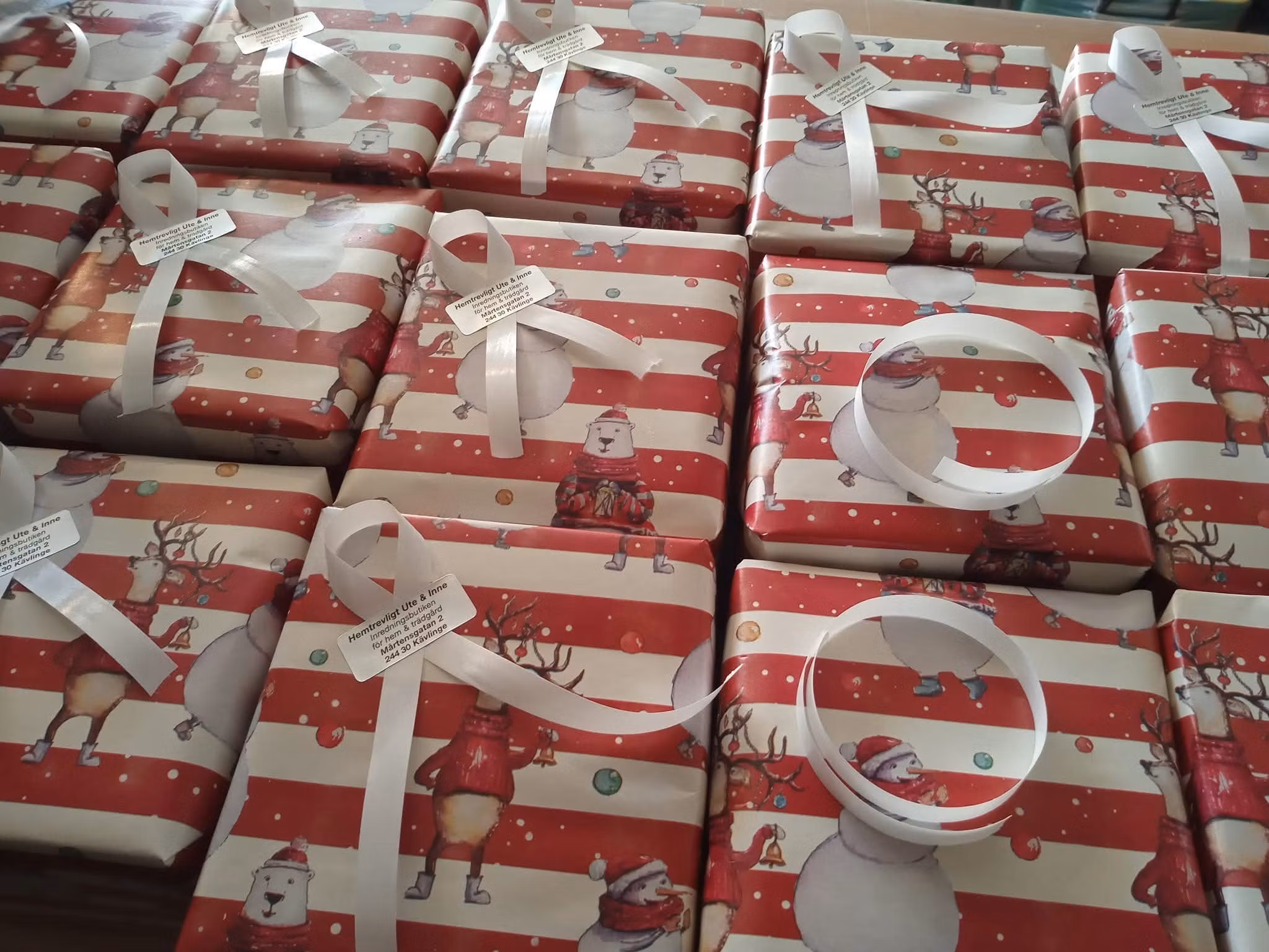 färdiginslaget paket till julklappspelet