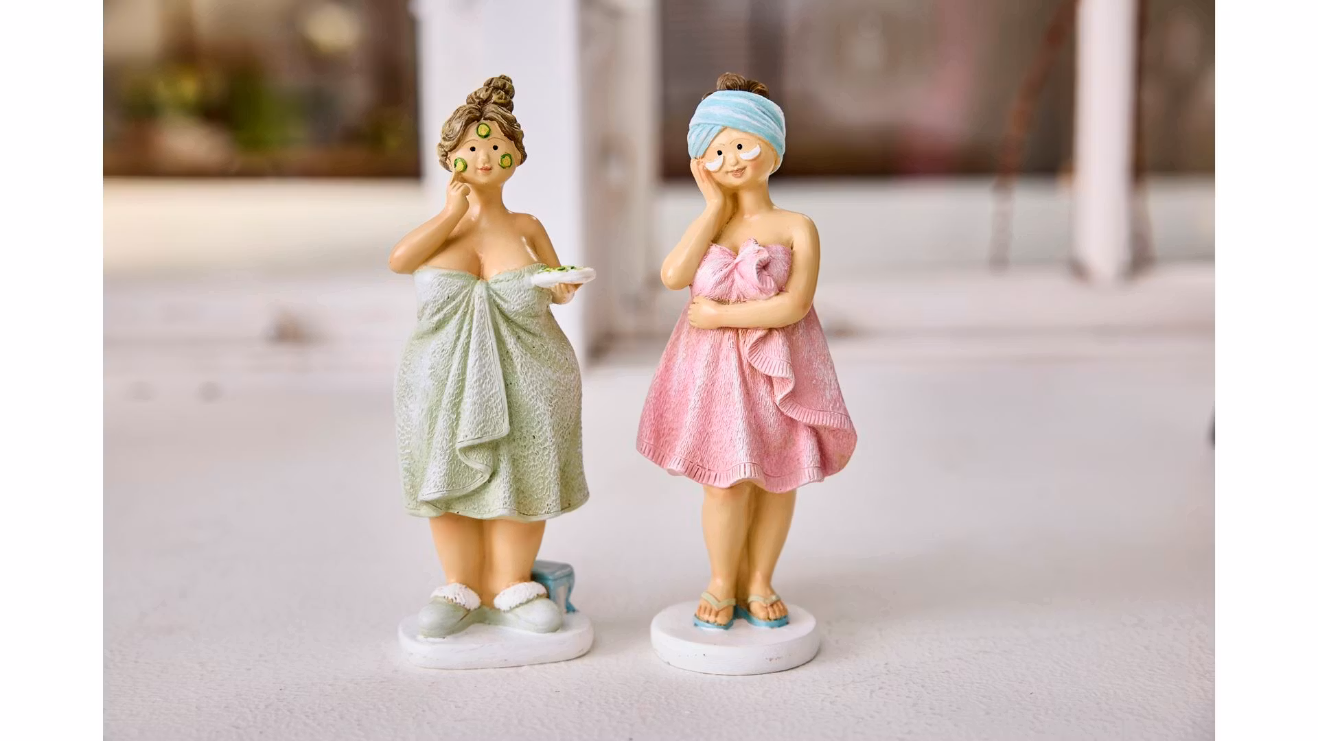 dekoration figur dam på spa grön eller rosa