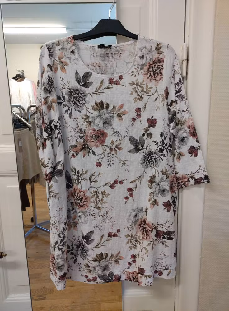 vit blommönstrad klänning tunika sidfickor lång ärm rund hals