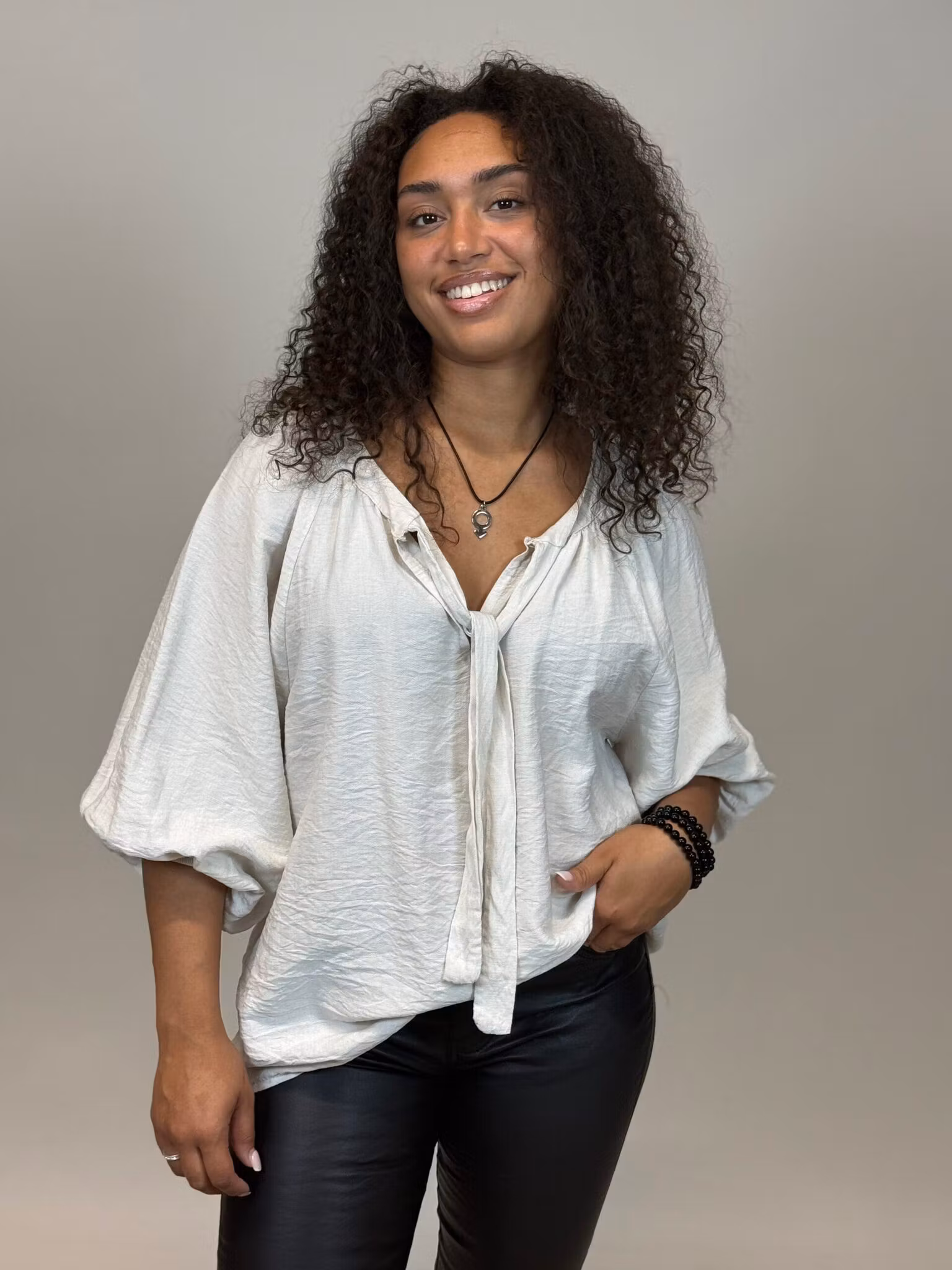 Blus med knyt - beige