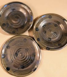 Mörkgrönt fat med höns