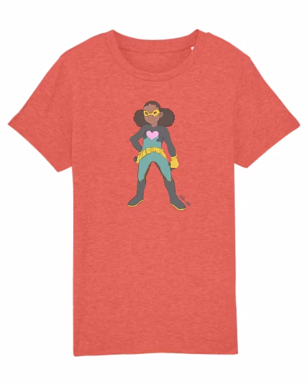 Röd T-shirt ekologisk bomull för barn, med en superhjälte på med mörk hy.