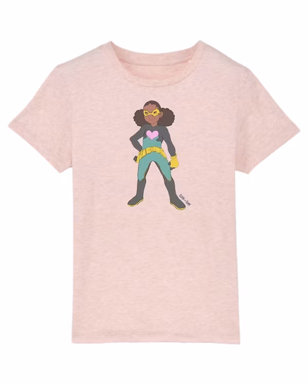 Rosa T-shirt ekologisk bomull för barn, med en superhjälte på med mörk hy.