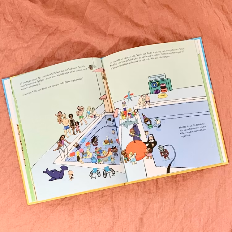 Bilderboken Melvin möter Vildis och Tildis. Författare Anna Munyua, Illustratör Johan Eriksson, Avaltea förlag. Mångfald bland karaktärerna där barn med mörk hy är representerade, barn i rullstol är o