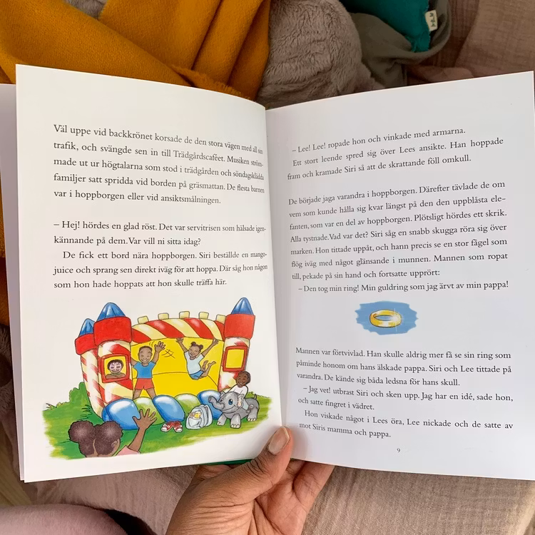 Barnbok Siri, Superhjälten och guldringen. Mångfald bland karaktärerna där mörkhyade barn och adopterade barn är representerade. Utspelar sig i Kenya. Författare Katarina de Verdier, Illustratör Alba 