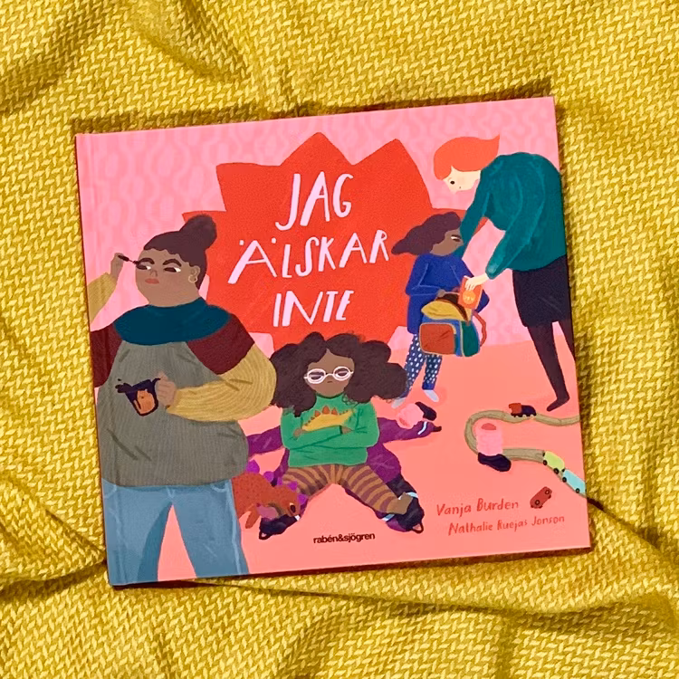 Bilderboken Jag älskar inte. Författare Vanja Burden, illustratör Nathalie Ruejas Jonson, förlag Rabén & Sjögren. Mångfald bland karaktärerna där barn med mörk hy är representerade, mixade barn och mi