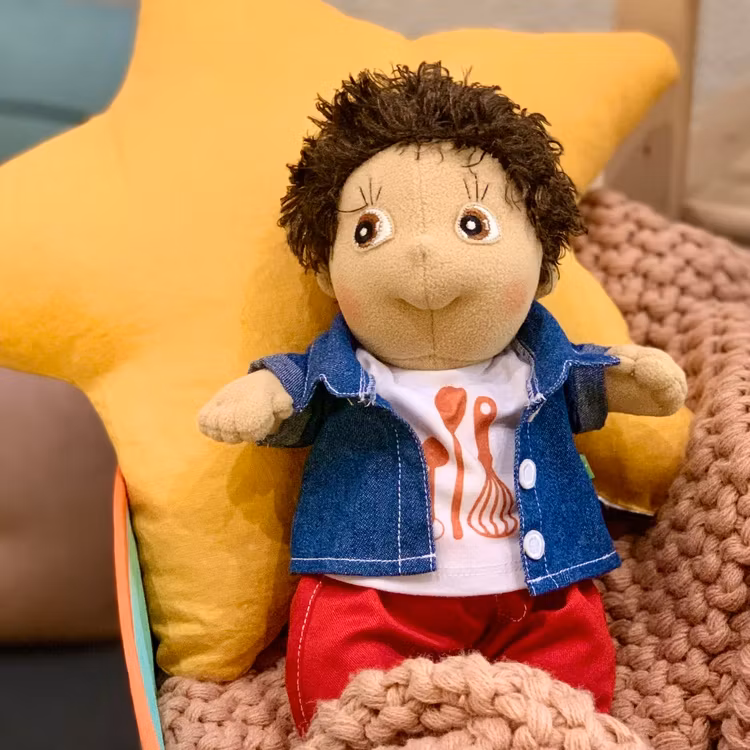 Pojkdocka Rubens Cutie Charlie, docka med brun hy vilket representerar mörkhyade barn och mixade barn. Från varumärket Rubens barn..