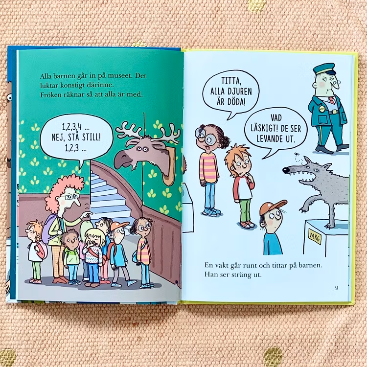 Boken det mystiska paketet, är en lättläst bok om skoldeckarna, inkluderande bok med mörkhyade karaktärer. Bok från 6 år, spännande bok för barn.