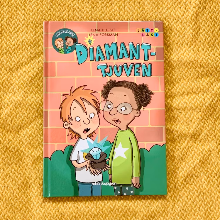 Diamanttjuven med lättlästa boken skoldeckarna, inkluderande bok med mörkhyade karaktärer. Bok från 6 år, spännande bok för barn.