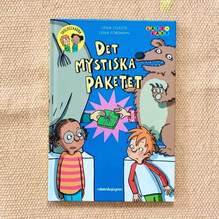 Boken det mystiska paketet, är en lättläst bok om skoldeckarna, inkluderande bok med mörkhyade karaktärer. Bok från 6 år, spännande bok för barn.
