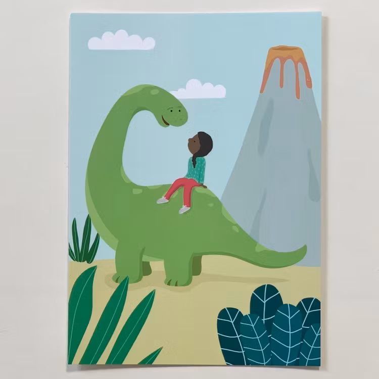 Vykort på en ett barn med brun hy på en dinosaurie, ett inkluderande kort som kan användas till grattiskort, vykort och till väggen.