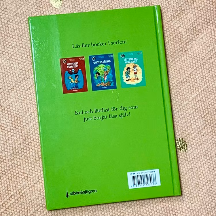 Lättläst bok Attack från Yttre rymden, bra bok att öva på läsning. Mångfald i boken med olika hudfärger. Senaste boken om Monsterdeckarna.