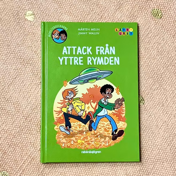 Lättläst bok Attack från Yttre rymden, bra bok att öva på läsning. Mångfald i boken med olika hudfärger. Senaste boken om Monsterdeckarna.