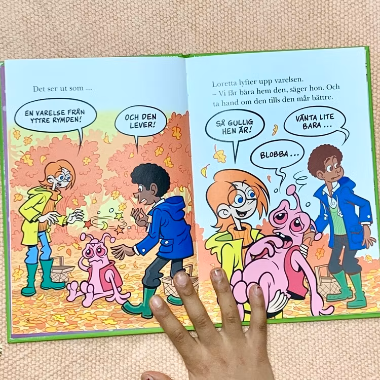 Lättläst bok Attack från Yttre rymden, bra bok att öva på läsning. Mångfald i boken med olika hudfärger. Senaste boken om Monsterdeckarna.