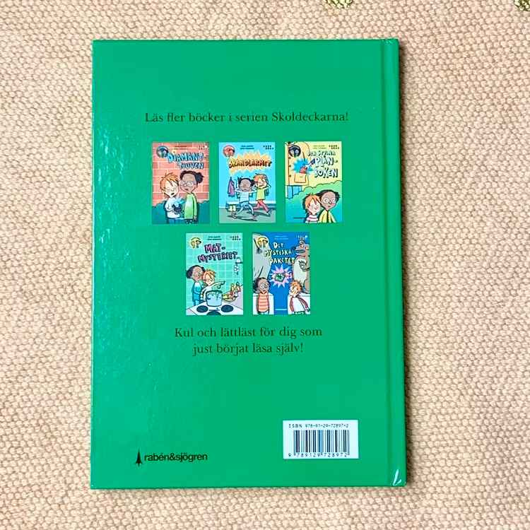 Lättläst bok Mobil-tjuven, bra bok att öva på läsning. Mångfald i boken med olika hudfärger. Senaste boken om Skoldeckarna.