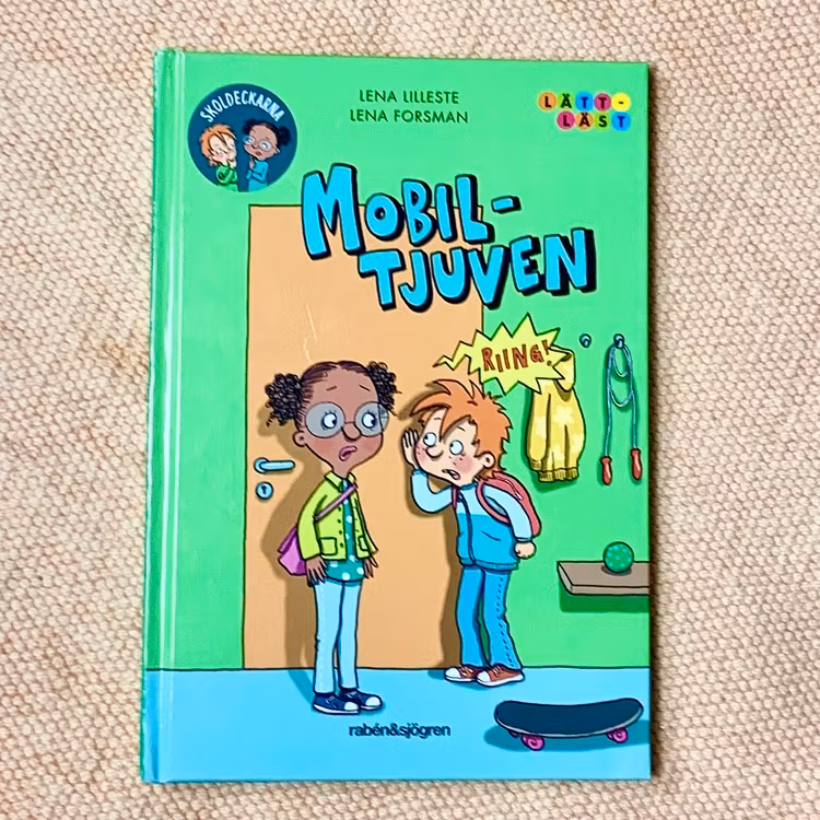 Lättläst bok Mobil-tjuven, bra bok att öva på läsning. Mångfald i boken med olika hudfärger. Senaste boken om Skoldeckarna.