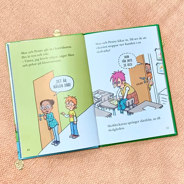 Lättläst bok Mobil-tjuven, bra bok att öva på läsning. Mångfald i boken med olika hudfärger. Senaste boken om Skoldeckarna.