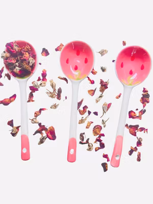 Søte porselensskjeer med jordbærmønster