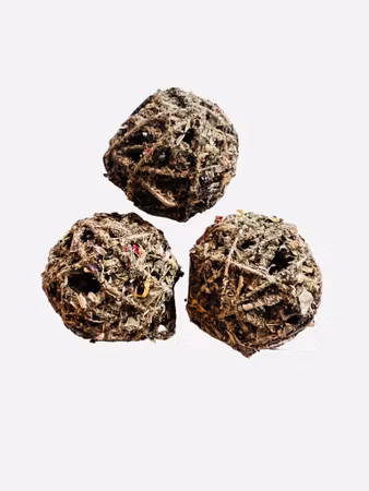 Aktivitetsball av pilekvister dekket med smakfulle urter og blomster