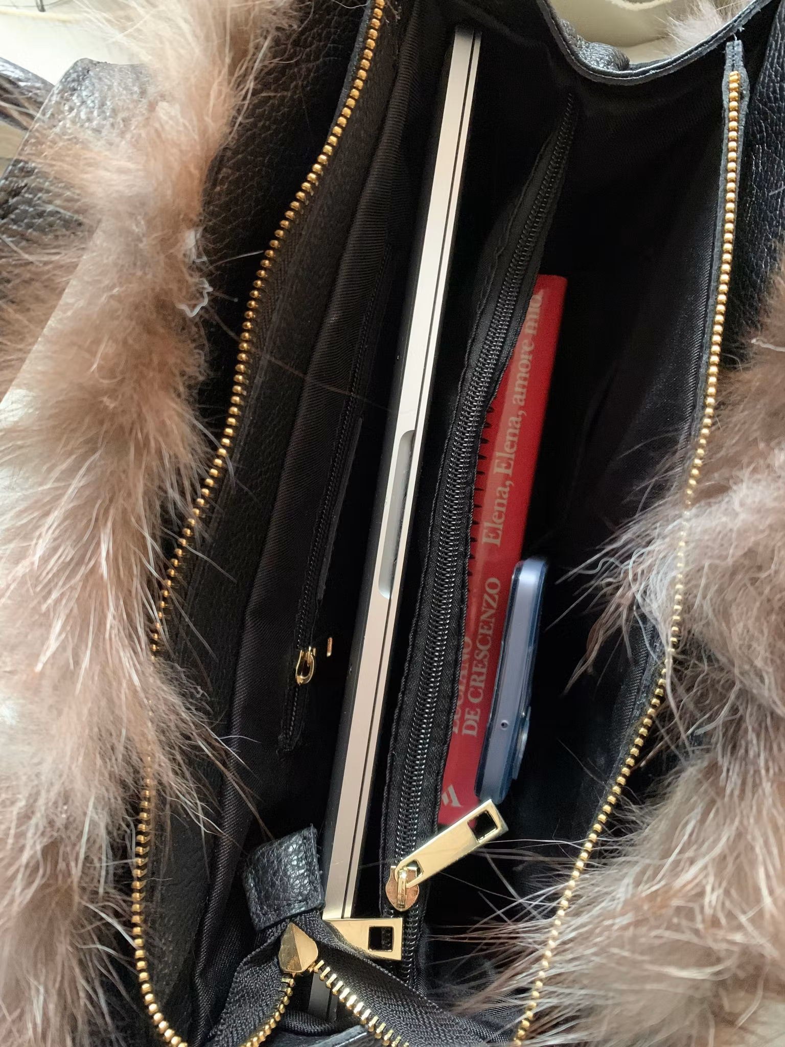 Esklusiv håndveske i skinn og fluffy pels