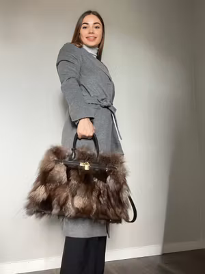 Esklusiv håndveske i skinn og fluffy pels