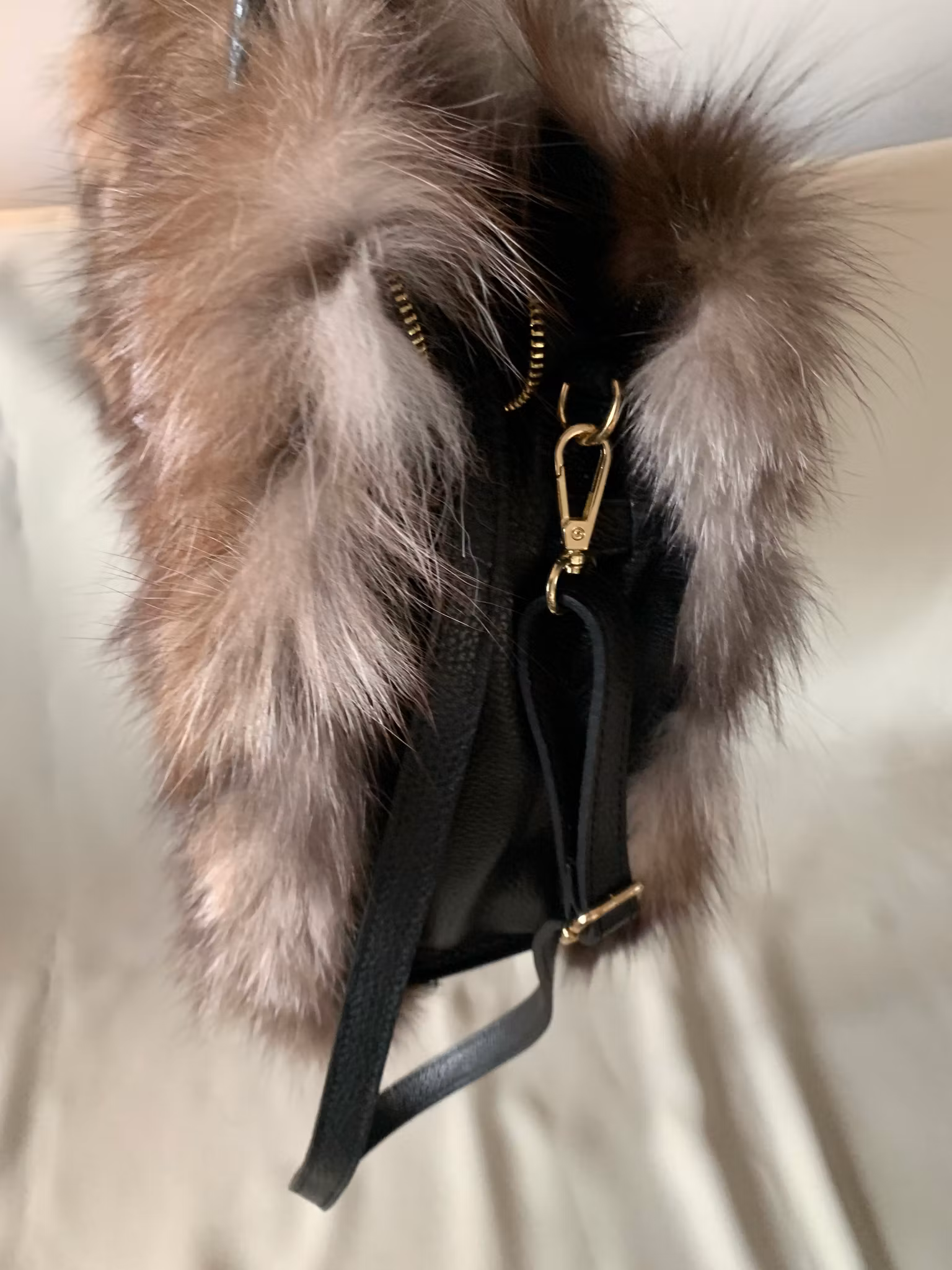 Esklusiv håndveske i skinn og fluffy pels