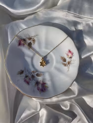 Juni necklace guld