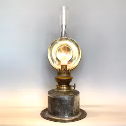 Väggfotogenlampa i plåt med mässingsreflektor 10'''