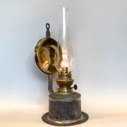 Väggfotogenlampa i plåt med mässingsreflektor 10'''