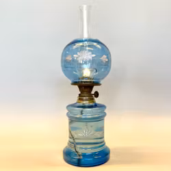 Blå miniatyrfotogenlampa med handmålade motiv 2'''