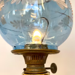 Blå miniatyrfotogenlampa med handmålade motiv 2'''