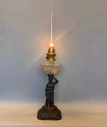 Bordsfotogenlampa på figurinfot 1870-tal 10'''