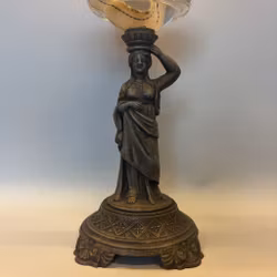 Bordsfotogenlampa på figurinfot 1870-tal 10'''