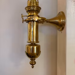 Italiensk kardanupphängd väggfotogenlampa i mässing 10'''