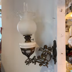 Äldre väggfotogenlampa på arm med kupa 10'''